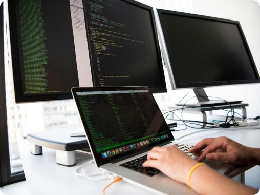 SEOの内部対策としてプログラミングをする様子