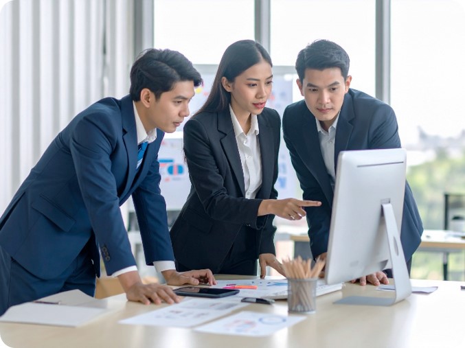 SEO対策の施策立案をする3人のSEOコンサルタント